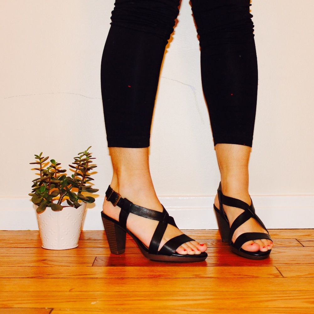 Clarks Jaelyn Fog Sandals in Black